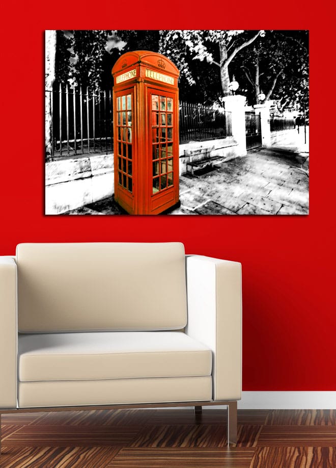 Canvastavla 70x100 cm - Klassisk röd telefonkiosk i en svartvit stadslandskap - Röd / Svart / Vit - Inredning - Tavlor & konst - Canvastavlor