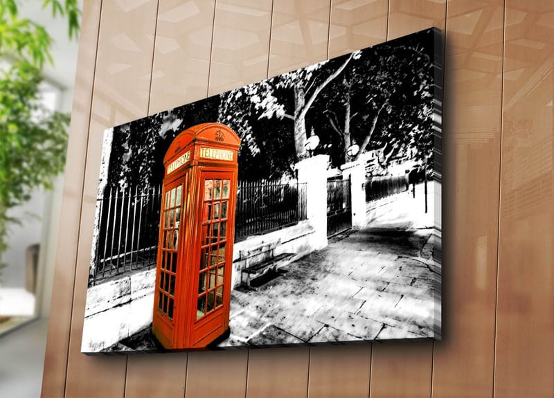 Canvastavla 70x100 cm - Klassisk röd telefonkiosk i en svartvit stadslandskap - Röd / Svart / Vit - Inredning - Tavlor & konst - Canvastavlor