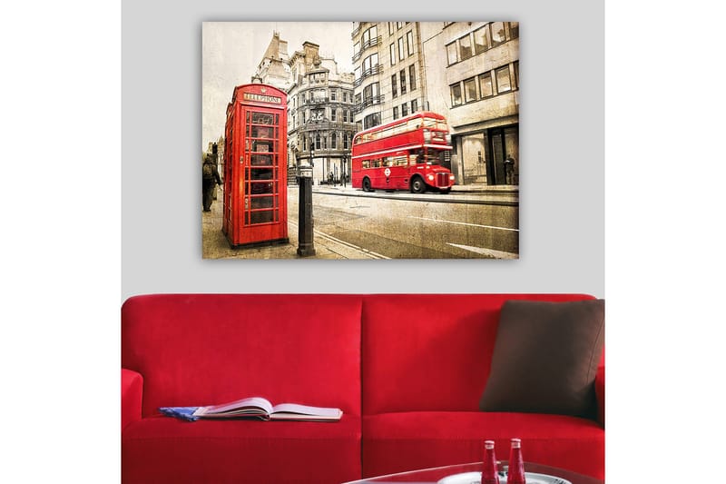 Canvastavla 70x100 cm - Klassisk röd telefonkiosk och en röd dubbeldäckare på en stadsgata - Röd / Grå - Inredning - Tavlor & konst - Canvastavlor