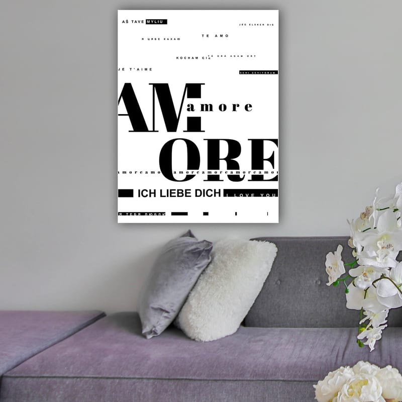 Canvastavla 70x100 cm - Konstverket fokuserar på ordet AMORE i olika typsnitt och språk, vilket uttrycker kärlekens mångfald - Svart / Vitt - Inredning - Tavlor & konst - Canvastavlor