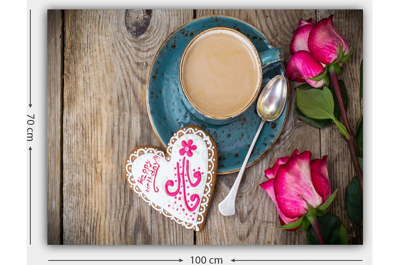 Canvastavla 70x100 cm - Kopp kaffe med en hjärtformad pepparkaka och rosor på ett träbord - Turkos / Rosa / Brun - Inredning - Tavlor & konst - Canvastavlor