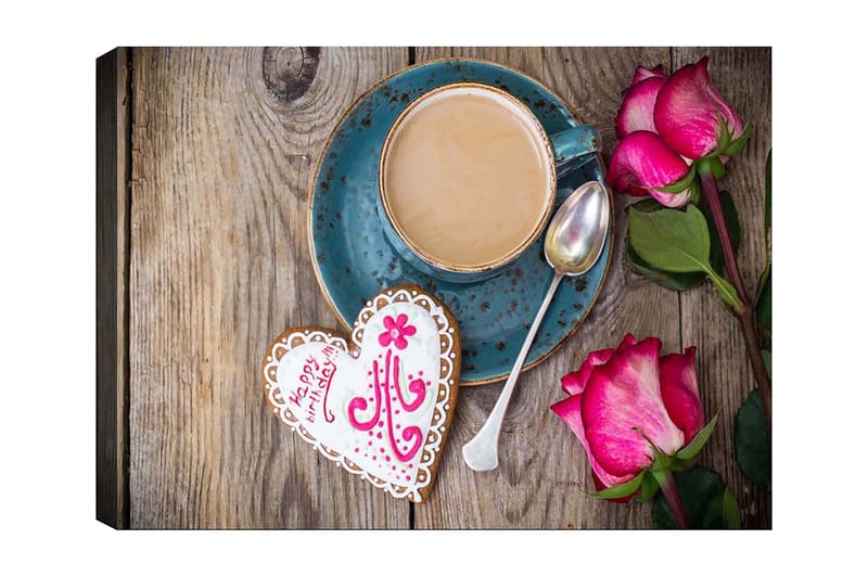 Canvastavla 70x100 cm - Kopp kaffe med en hjärtformad pepparkaka och rosor på ett träbord, Turkos / Rosa / Brun