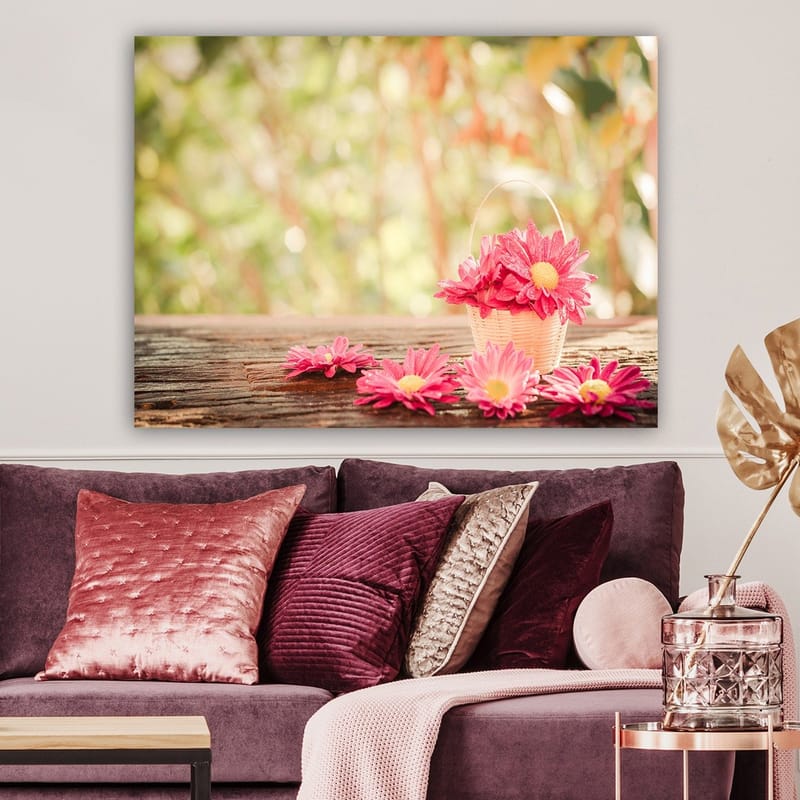 Canvastavla 70x100 cm - Korg fylld med rosa blommor på en träyta - Rosa / Gult / Brunt - Inredning - Tavlor & konst - Canvastavlor