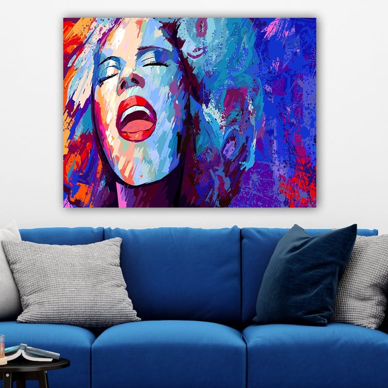 Canvastavla 70x100 cm - Kraftfull kvinna som sjunger med uttrycksfulla ansiktsdrag - Blå / Röd / Vit - Inredning - Tavlor & konst - Canvastavlor