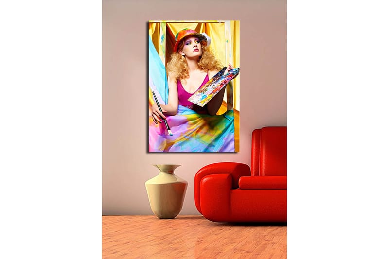 Canvastavla 70x100 cm - Kreativ kvinna som målar med en palett i handen, omgiven av färgglada tyger - Rosa / Blå / Gul - Inredning - Tavlor & konst - Canvastavlor