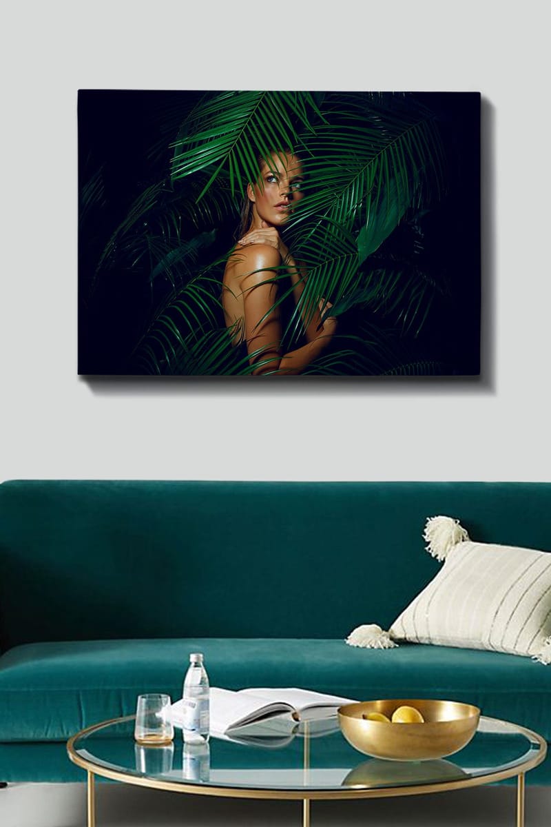 Canvastavla 70x100 cm - Kvinna delvis dold bakom gröna palmblad - Mörkgrön / Ljusgrön / Beige - Inredning - Tavlor & konst - Canvastavlor