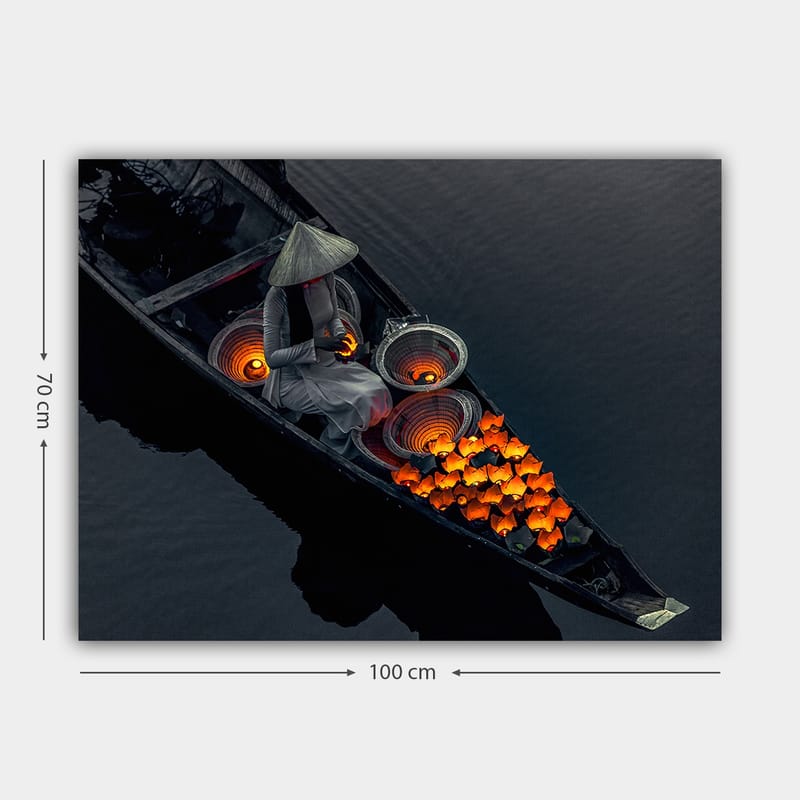 Canvastavla 70x100 cm - Kvinna i en båt som omger sig med lysande orange fiskar och traditionella korgar - Orange / Svart / Grå - Inredning - Tavlor & konst - Canvastavlor