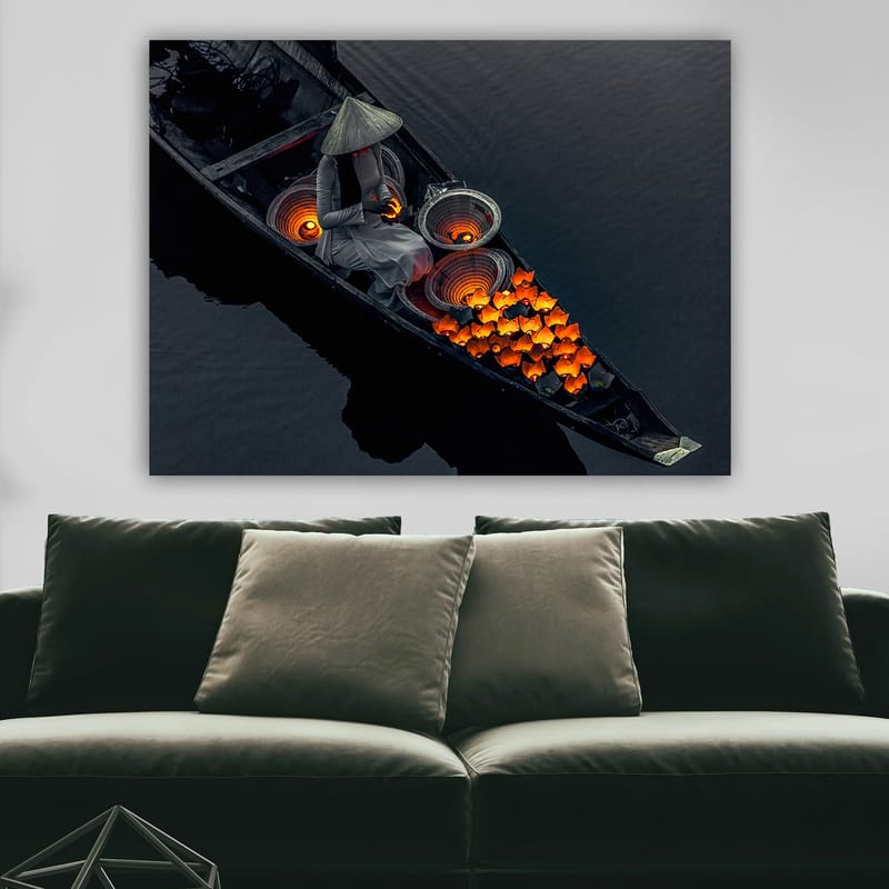 Canvastavla 70x100 cm - Kvinna i en båt som omger sig med lysande orange fiskar och traditionella korgar - Orange / Svart / Grå - Inredning - Tavlor & konst - Canvastavlor