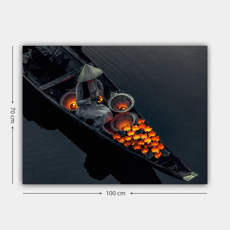 Canvastavla 70x100 cm - Kvinna i en båt som omger sig med lysande orange fiskar och traditionella korgar - Orange / Svart / Grå - Inredning - Tavlor & konst - Canvastavlor