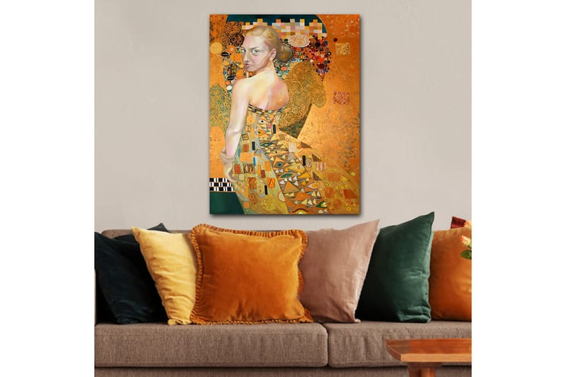 Canvastavla 70x100 cm - Kvinna i en elegant klänning med intrikata mönster, som vänder sig om med en uttrycksfull blick - Guld / Orange / Beige - Inredning - Tavlor & konst - Canvastavlor