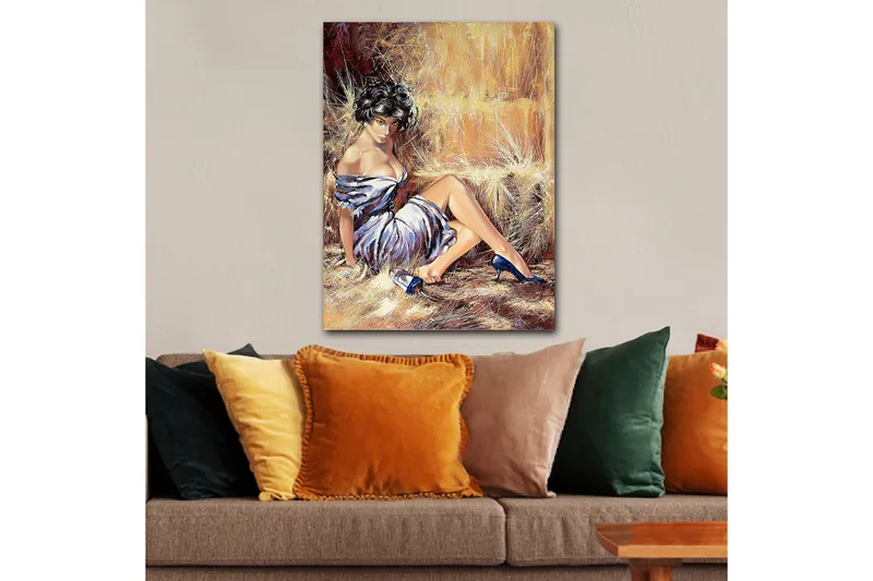 Canvastavla 70x100 cm - Kvinna i en elegant klänning som sitter avslappnat med en självsäker blick - Vit / Brun / Blå - Inredning - Tavlor & konst - Canvastavlor