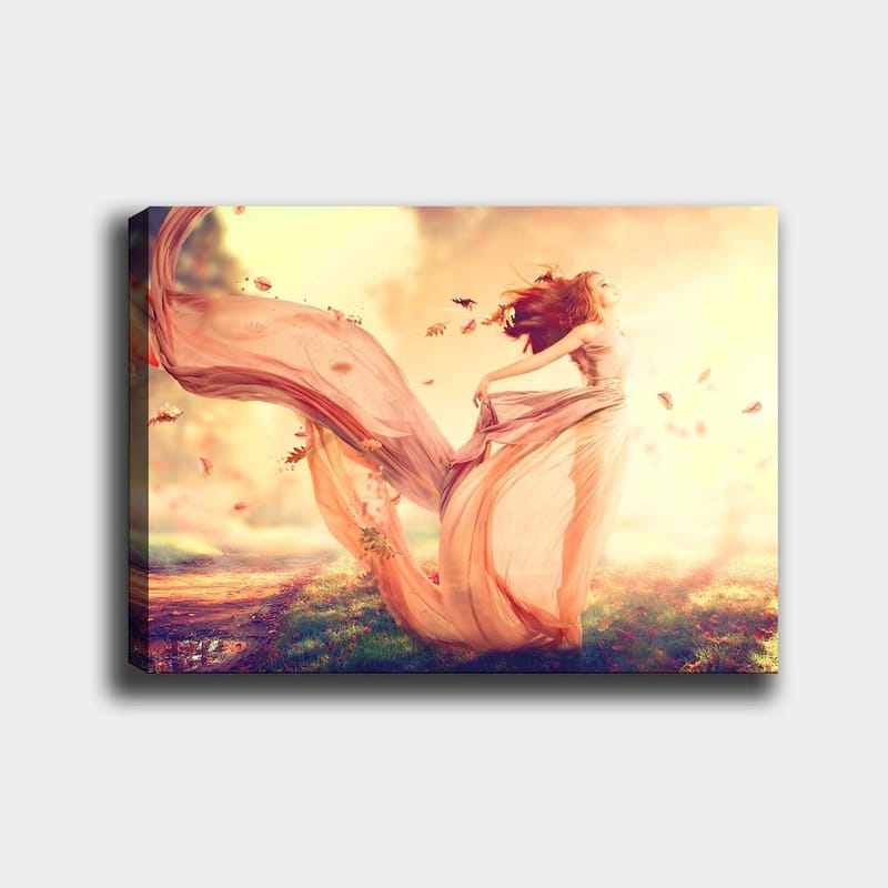 Canvastavla 70x100 cm - Kvinna i en flödande klänning som dansar i en drömlik höstlandskap med fallande löv - Ljusrosa / Beige / Mjukt gult - Inredning - Tavlor & konst - Canvastavlor
