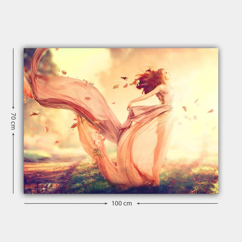 Canvastavla 70x100 cm - Kvinna i en flödande klänning som dansar i en drömlik höstlandskap med fallande löv - Ljusrosa / Beige / Mjukt gult - Inredning - Tavlor & konst - Canvastavlor
