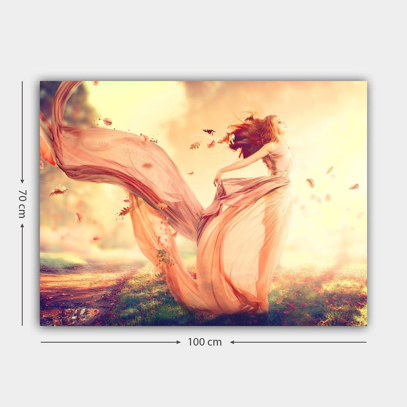 Canvastavla 70x100 cm - Kvinna i en flödande klänning som dansar i en drömlik höstlandskap med fallande löv - Ljusrosa / Beige / Mjukt gult - Inredning - Tavlor & konst - Canvastavlor