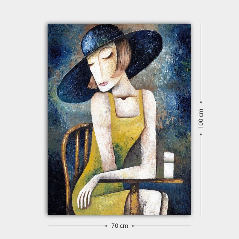 Canvastavla 70x100 cm - Kvinna i en gul klänning sitter vid ett bord med en vit kopp, iförd en stor svart hatt - Gul / Svart / Blågrön - Inredning - Tavlor & konst - Canvastavlor