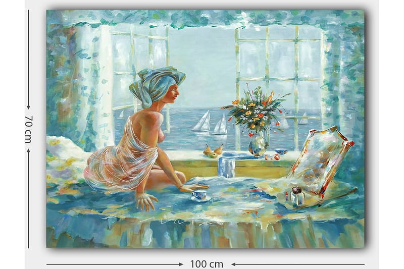 Canvastavla 70x100 cm - Kvinna i en ljus och luftig miljö, sittande vid ett fönster med utsikt över havet - Blå / Grön / Beige - Inredning - Tavlor & konst - Canvastavlor