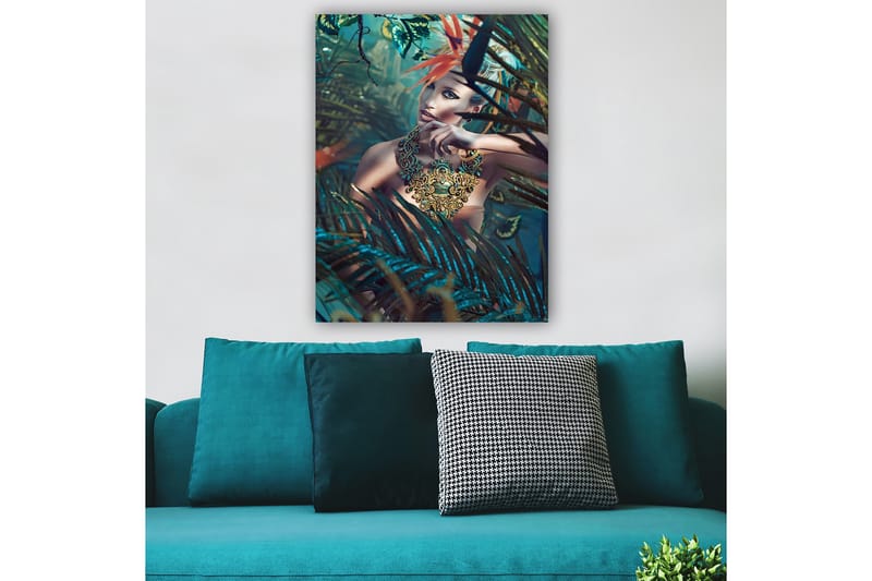 Canvastavla 70x100 cm - Kvinna i en tät, grönskande miljö med en intrikat smyckesdetalj som fångar uppmärksamheten - Mörkgrön / Turkos / Beige - Inredning - Tavlor & konst - Canvastavlor