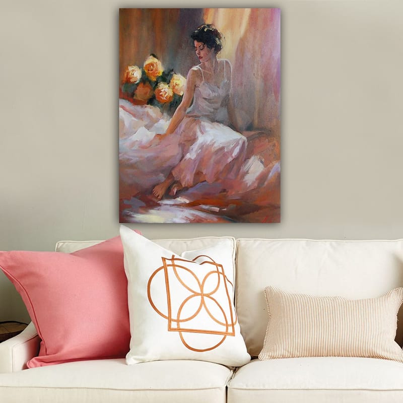 Canvastavla 70x100 cm - Kvinna i en vit klänning sitter avslappnat med rosor i bakgrunden - Vit / Rosa / Orange - Inredning - Tavlor & konst - Canvastavlor