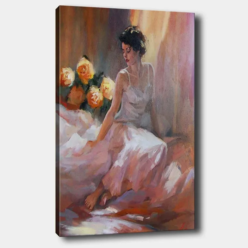 Canvastavla 70x100 cm - Kvinna i en vit klänning sitter avslappnat med rosor i bakgrunden, Vit / Rosa / Orange