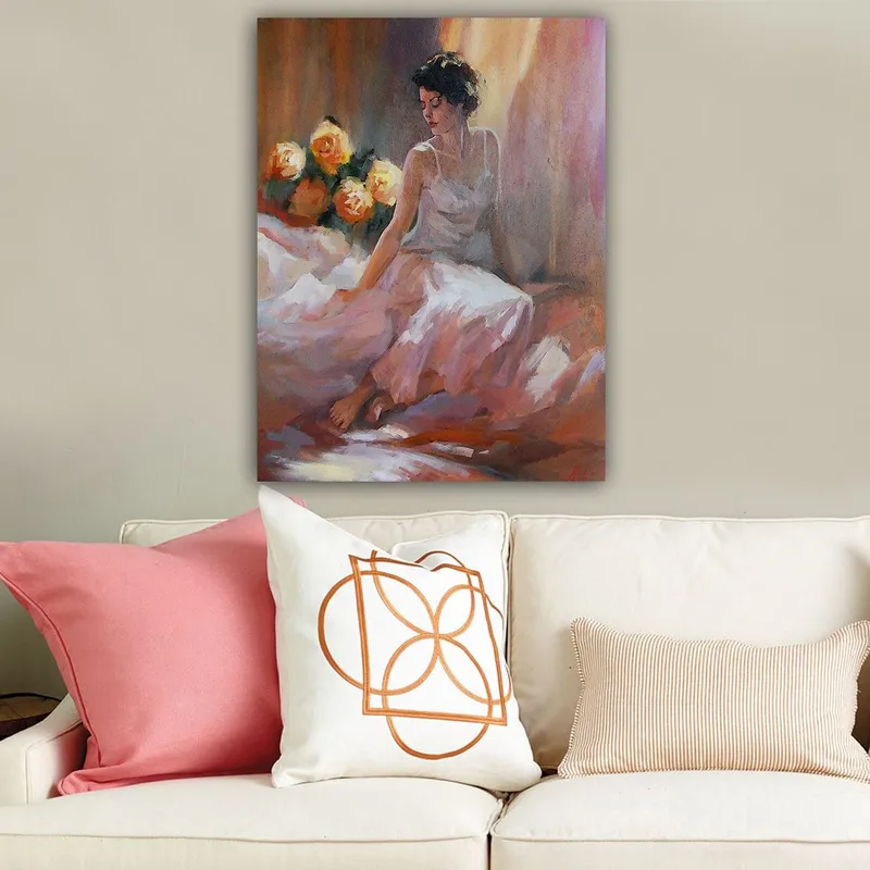 Canvastavla 70x100 cm - Kvinna i en vit klänning sitter avslappnat med rosor i bakgrunden - Vit / Rosa / Orange - Inredning - Tavlor & konst - Canvastavlor
