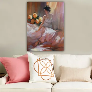 Canvastavla 70x100 cm - Kvinna i en vit klänning sitter avslappnat med rosor i bakgrunden - Vit / Rosa / Orange - Inredning - Tavlor & konst - Canvastavlor
