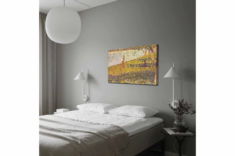 Canvastavla 70x100 cm - Kvinna i röd klänning som står på en blomstrande äng vid en sjö - Gult / Lila / Grönt - Inredning - Tavlor & konst - Canvastavlor