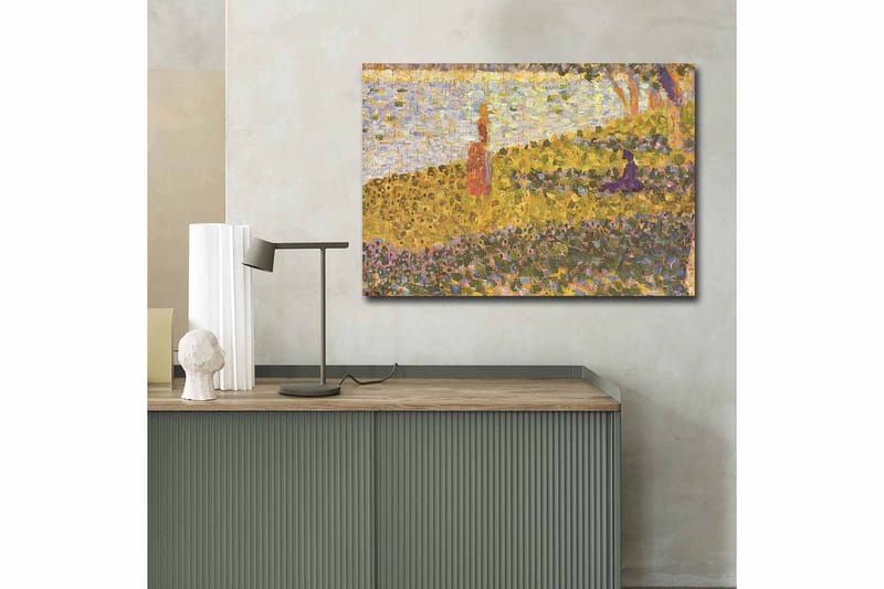 Canvastavla 70x100 cm - Kvinna i röd klänning som står på en blomstrande äng vid en sjö - Gult / Lila / Grönt - Inredning - Tavlor & konst - Canvastavlor