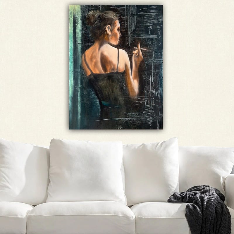 Canvastavla 70x100 cm - Kvinna i svart klänning som står med ryggen mot betraktaren och håller en cigarett - Mörkblå / Beige / Svart - Inredning - Tavlor & konst - Canvastavlor