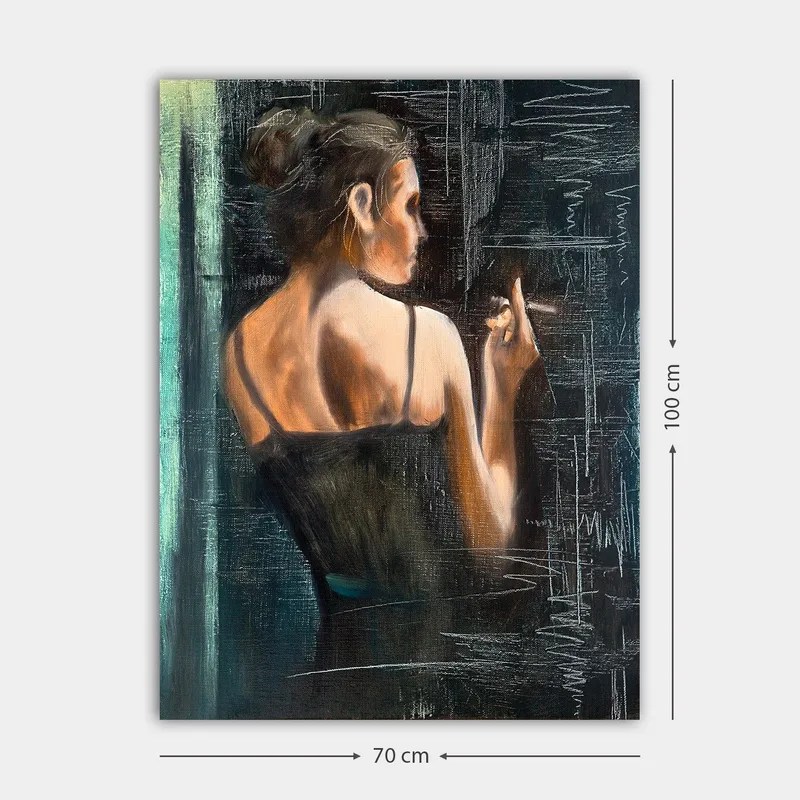 Canvastavla 70x100 cm - Kvinna i svart klänning som står med ryggen mot betraktaren och håller en cigarett - Mörkblå / Beige / Svart - Inredning - Tavlor & konst - Canvastavlor