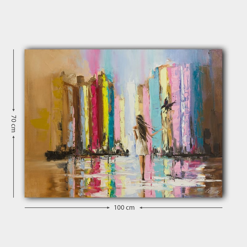 Canvastavla 70x100 cm - Kvinna i vit klänning går genom en färgglad stad med höga byggnader i bakgrunden - Rosa / Gul / Blå - Inredning - Tavlor & konst - Canvastavlor