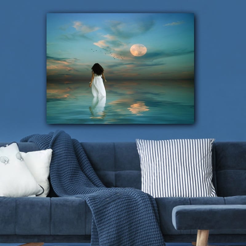 Canvastavla 70x100 cm - Kvinna i vit klänning går genom ett spegelblanka hav under en stjärnklar himmel med en stor måne - Blå / Vit / Grå - Inredning - Tavlor & konst - Canvastavlor