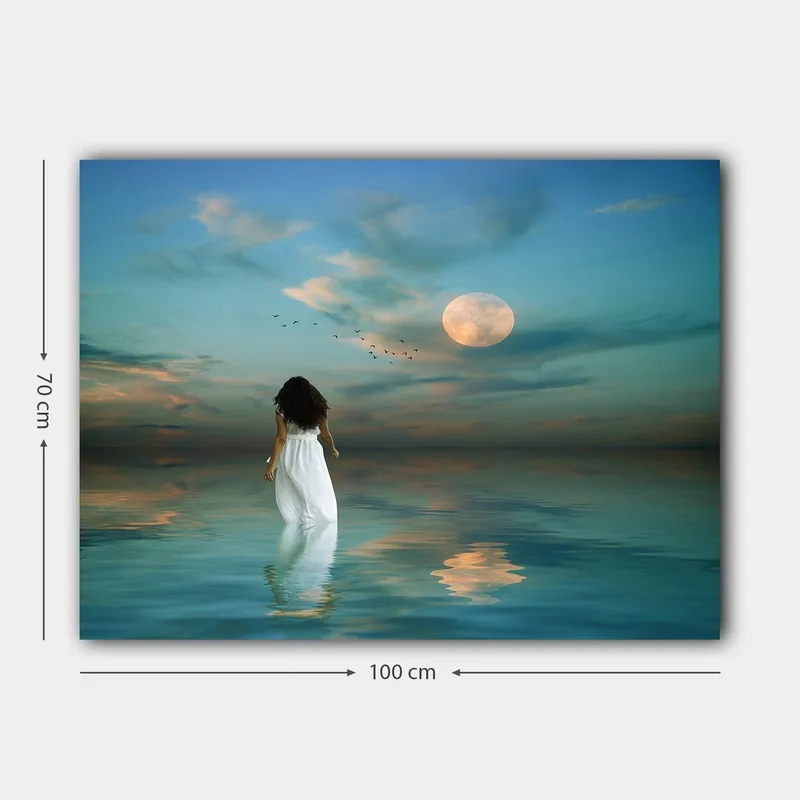 Canvastavla 70x100 cm - Kvinna i vit klänning går genom ett spegelblanka hav under en stjärnklar himmel med en stor måne - Blå / Vit / Grå - Inredning - Tavlor & konst - Canvastavlor