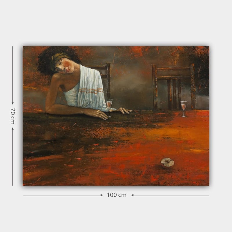 Canvastavla 70x100 cm - Kvinna lutar sig avslappnat över ett bord med ett glas i handen, omgiven av en dämpad och varm atmosfär - Mörkröd / Brun / Beige - Inredning - Tavlor & konst - Canvastavlor