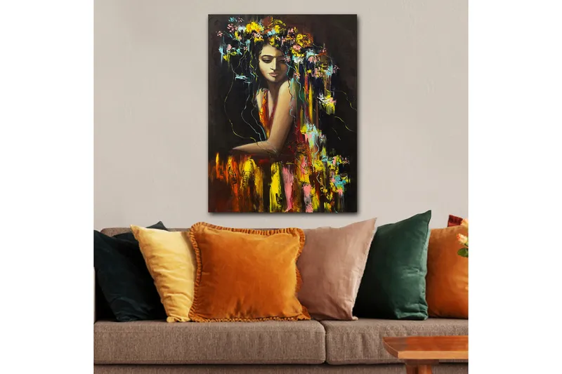 Canvastavla 70x100 cm - Kvinna med blommor i håret, som utstrålar en känsla av mystik och skönhet, Mörkröd / Gul / Grön