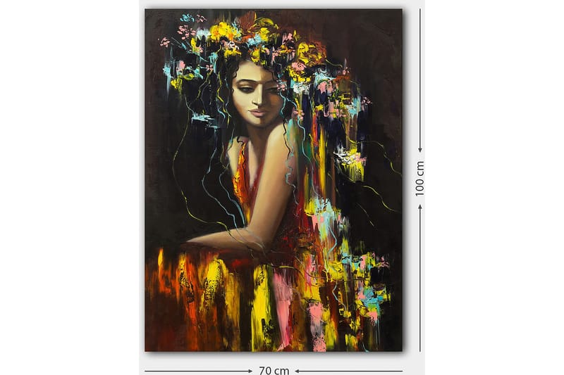 Canvastavla 70x100 cm - Kvinna med blommor i håret, som utstrålar en känsla av mystik och skönhet - Mörkröd / Gul / Grön - Inredning - Tavlor & konst - Canvastavlor