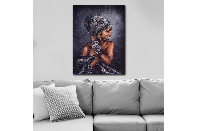Canvastavla 70x100 cm - Kvinna med elegant huvudbonad och smycken, avbildad i profil - Mörkbrun / Svart / Grå - Inredning - Tavlor & konst - Canvastavlor
