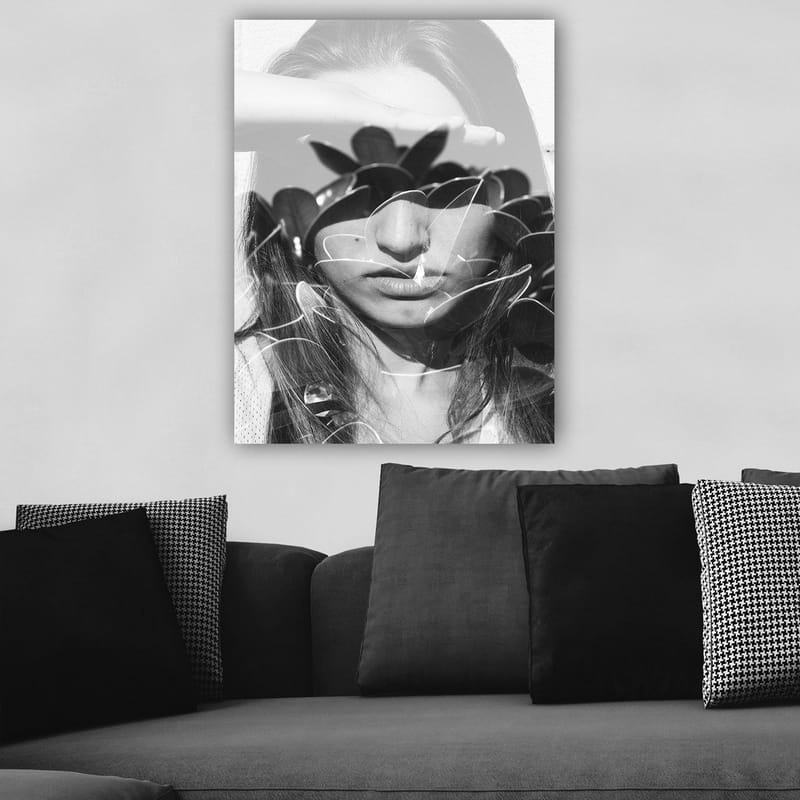 Canvastavla 70x100 cm - Kvinna med en hand på pannan, omgiven av stiliserade växtformer - Svart / Vitt - Inredning - Tavlor & konst - Canvastavlor