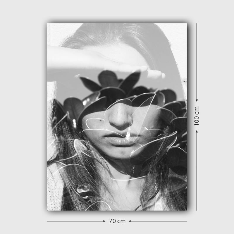 Canvastavla 70x100 cm - Kvinna med en hand på pannan, omgiven av stiliserade växtformer - Svart / Vitt - Inredning - Tavlor & konst - Canvastavlor