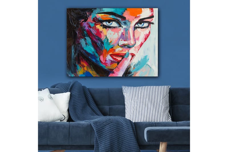 Canvastavla 70x100 cm - Kvinna med en mystisk blick som håller ett finger mot läpparna i en tyst gest - Blå / Röd / Orange - Inredning - Tavlor & konst - Canvastavlor