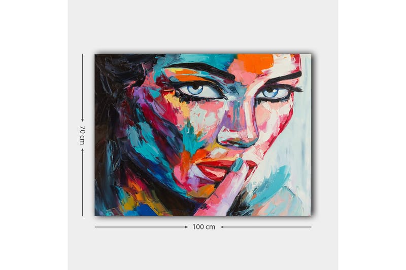 Canvastavla 70x100 cm - Kvinna med en mystisk blick som håller ett finger mot läpparna i en tyst gest - Blå / Röd / Orange - Inredning - Tavlor & konst - Canvastavlor