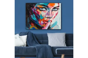 Canvastavla 70x100 cm - Kvinna med en mystisk blick som håller ett finger mot läpparna i en tyst gest - Blå / Röd / Orange - Inredning - Tavlor & konst - Canvastavlor