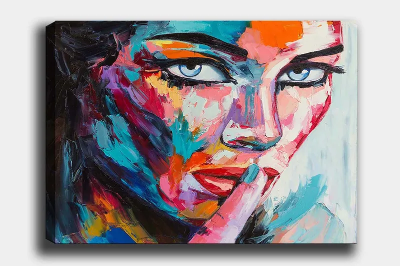 Canvastavla 70x100 cm - Kvinna med en mystisk blick som håller ett finger mot läpparna i en tyst gest, Blå / Röd / Orange