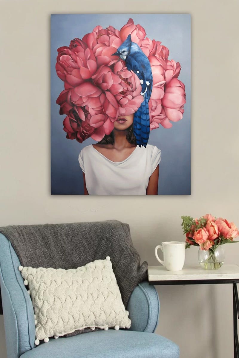 Canvastavla 70x100 cm - Kvinna med en stor blomsterkrans av rosa blommor som täcker hennes huvud, med en blå fågel som sitter på blommorna - Rosa / Blå - Inredning - Tavlor & konst - Canvastavlor