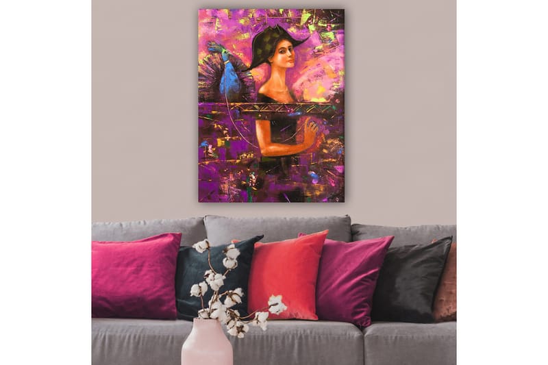 Canvastavla 70x100 cm - Kvinna med en stor hatt och vingar, som uttrycker en känsla av mystik och styrka - Lila / Blå / Orange - Inredning - Tavlor & konst - Canvastavlor