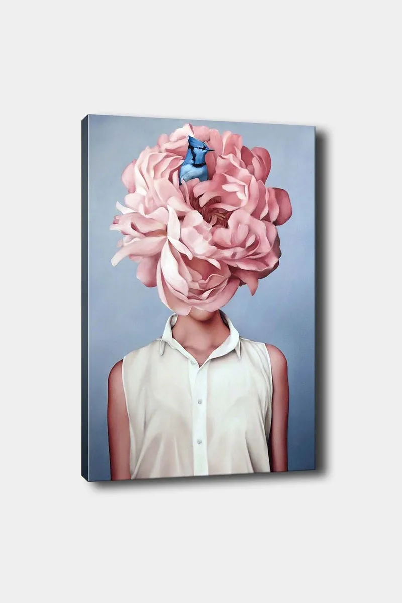 Canvastavla 70x100 cm - Kvinna med en stor rosablommig huvudprydnad och en blå fågel som sitter i blommorna, Rosa / Blå / Beige