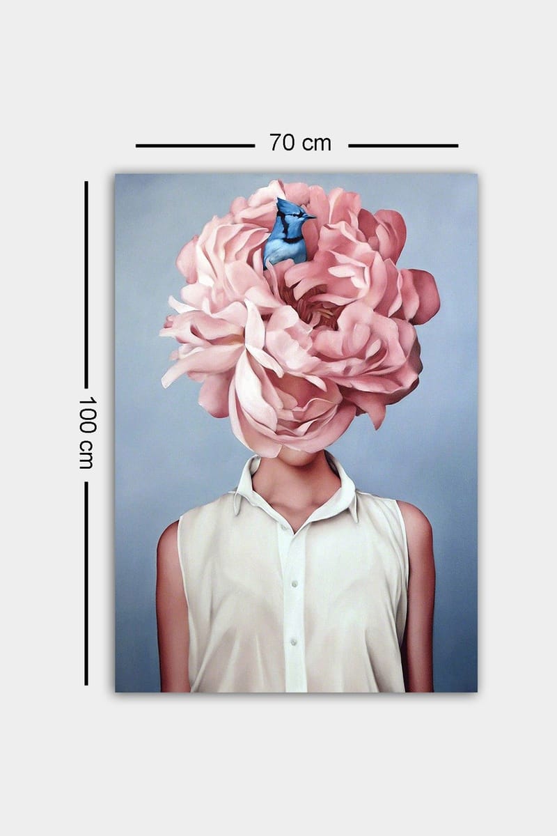 Canvastavla 70x100 cm - Kvinna med en stor rosablommig huvudprydnad och en blå fågel som sitter i blommorna - Rosa / Blå / Beige - Inredning - Tavlor & konst - Canvastavlor