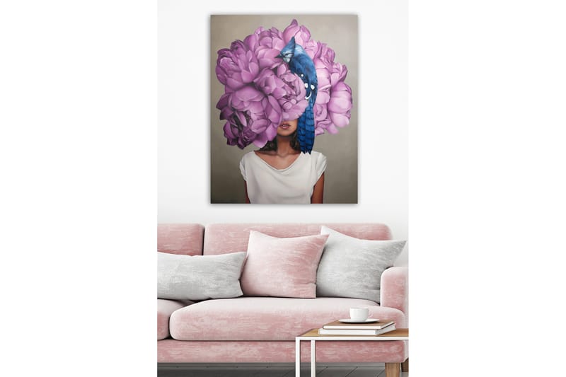 Canvastavla 70x100 cm - Kvinna med ett huvud av stora, lila blommor och en blå fågel som sitter på blommorna - Lila / Blå - Inredning - Tavlor & konst - Canvastavlor