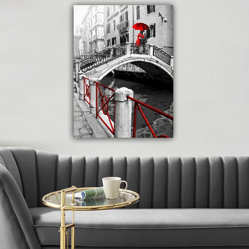 Canvastavla 70x100 cm - Kvinna med ett rött paraply står på en bro i en svartvit venetiansk miljö - Röd / Svart / Vit - Inredning - Tavlor & konst - Canvastavlor