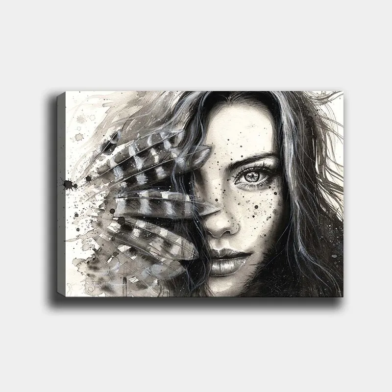 Canvastavla 70x100 cm - Kvinna med intensiv blick, delvis skymd av fjädrar och abstrakta mönster - Svart / Grå / Vit - Inredning - Tavlor & konst - Canvastavlor