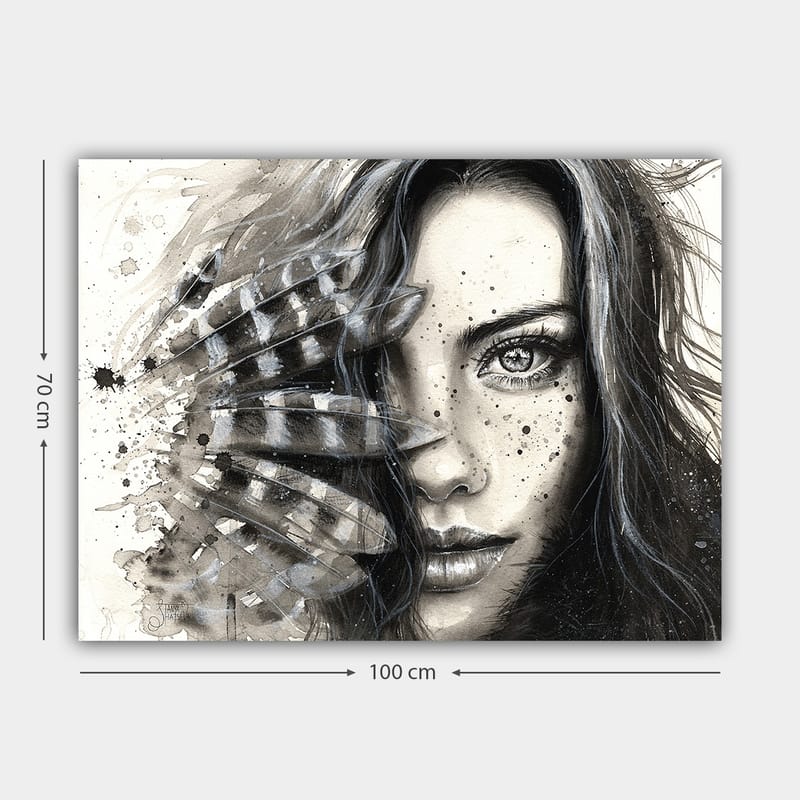Canvastavla 70x100 cm - Kvinna med intensiv blick, delvis skymd av fjädrar och abstrakta mönster - Svart / Grå / Vit - Inredning - Tavlor & konst - Canvastavlor